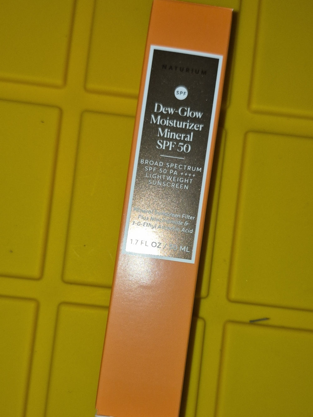 Dew-Glow Moisturizer Mineral SPF 50 - Orange